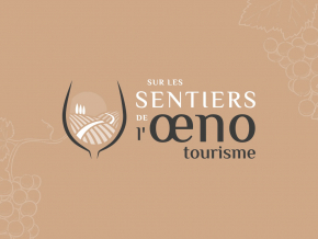 Benjamin PIEGAY, graphiste dans les Monts du Lyonnais | Création du logo et du site internet pour Justine Poncet, fondatrice de l’agence de wine-tour "Sur les Sentiers de l'Œnotourisme